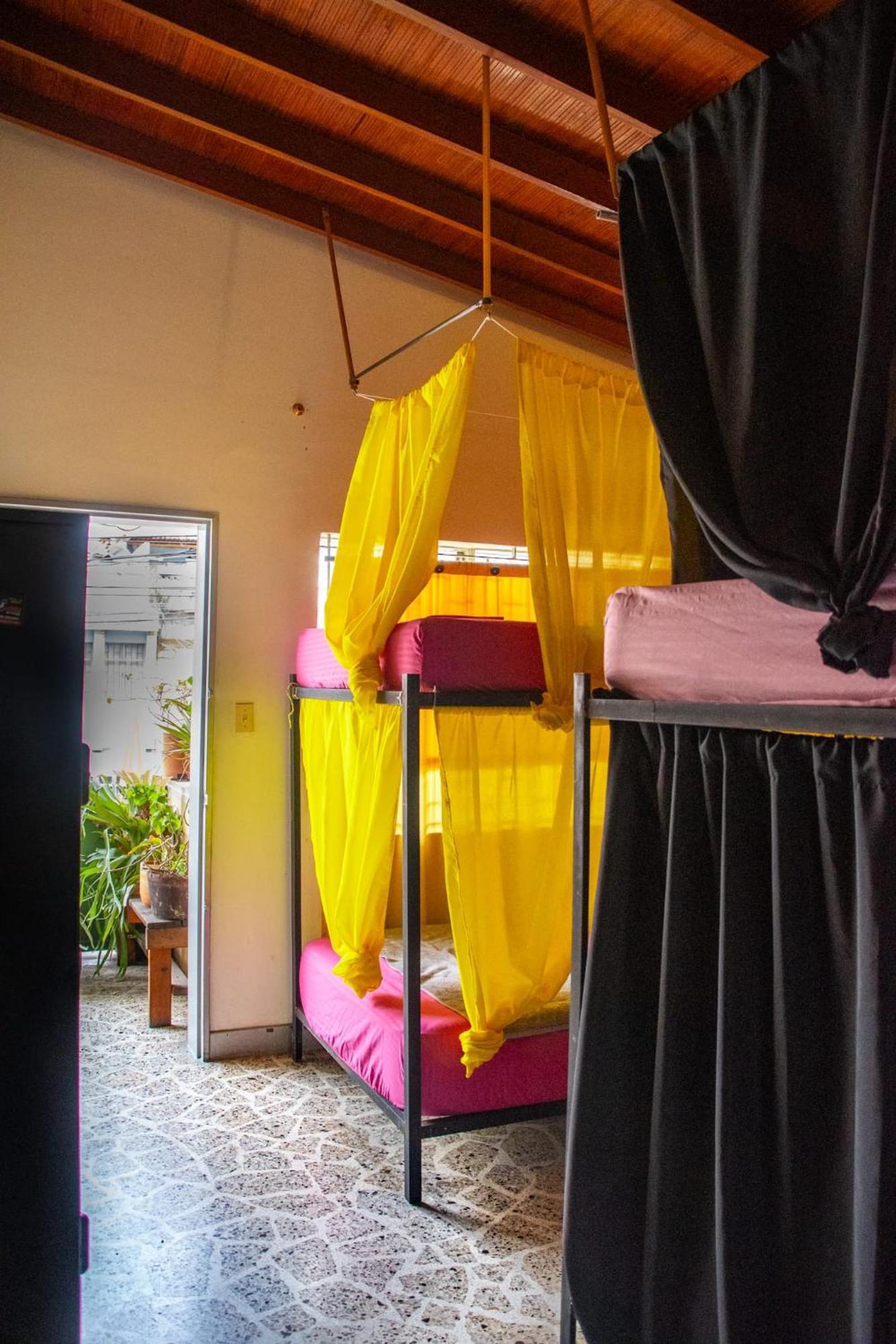 Guest house Casa Almarita - Hostal, Bar Y Restaurante Medellin